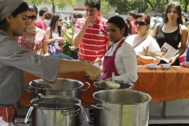 Em 2013, a Feira Alto Juvevê levou bom público à praça. Foto: Roberto Dziura/Gazeta do Povo