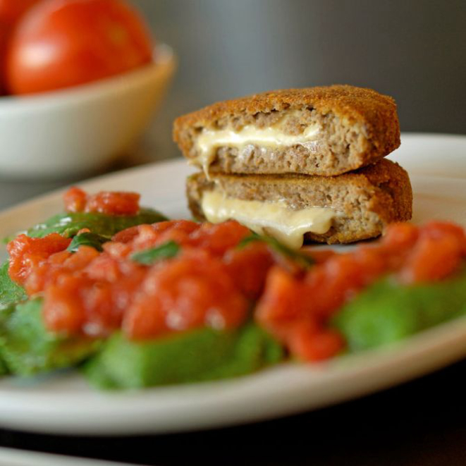 Polpettone recheado com mozzarella de búfala e ravióli Ráscal (massa de espinafre, recheada com mozzarella de búfala) - os dois carros-chefe do restaurante