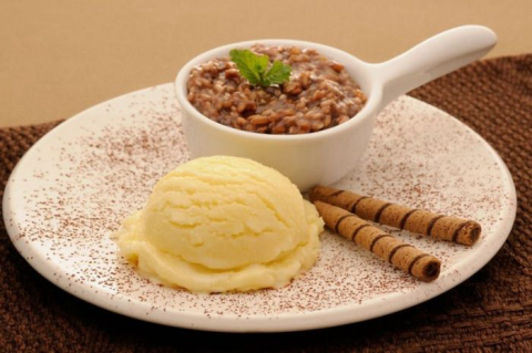 Risoto doce com chocolate, sorvete de creme e calda de hortelã