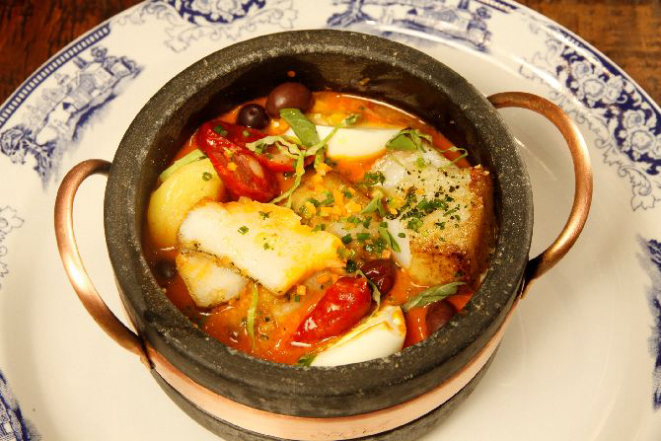 Caçarola de bacalhau - cozido em panela de pedra sabão, azeitonas portuguesas, ovo, cebola e pimentão. Foto: Divulgação