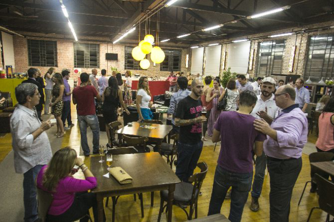 Após a cerimônia de lançamento, os empresários foram recepcionados com um coquetel preparado pelo restaurante Vindouro. Foto: Marcelo Andrade / Gazeta do Povo.