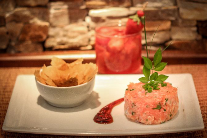 O tartar de salmão custa R$ 21,70 e vem com molho cream cheese, azeite de oliva, cebola roxa e cebolinha. Foto: Tiko Sininski / Divulgação.