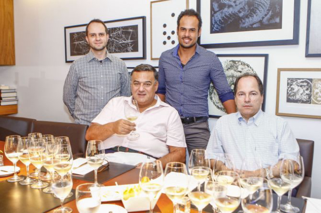 O leitor do Bom Gourmet Fernando de Carvalho com o colunista Guilherme Rodrigues, o editor Carlos Coelho e João Manuel Garcia, na degustação no La Varenne. Foto: Hugo Harada/Gazeta do Povo