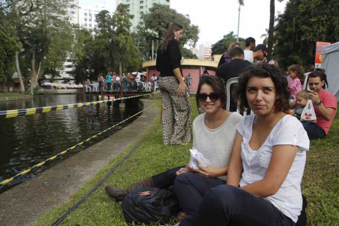 As amigas Franciane e Jenifer dividiram dois cachorros-quentes diferentes<br>(Foto: Jonathan Campos/Gazeta do Povo)