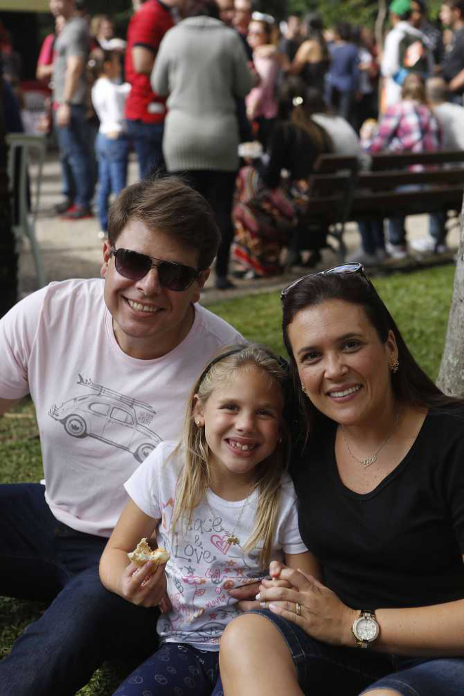 Wagner, Victória e Sheila: escolheram o hot dog quando o Bom Gourmet divulgou o cardápio<p></p><p>(Foto: Jonathan Campos/Gazeta do Povo)</p>
