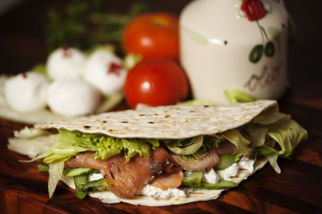 Gentile, piadina com salmão defumado, alface, queijo Cottage e aspargo (R$ 28,50) é preparada com massa artesanal. Foto: Mariana Quintana / Divulgação.