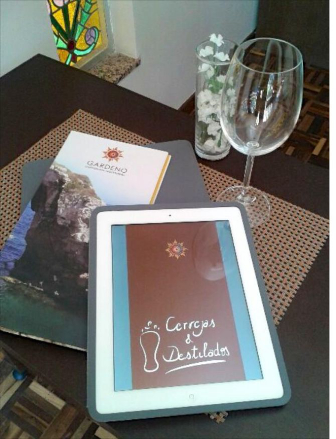 Na casa é possível consultar a carta de vinhos pelo tablet. Foto: Divulgação.