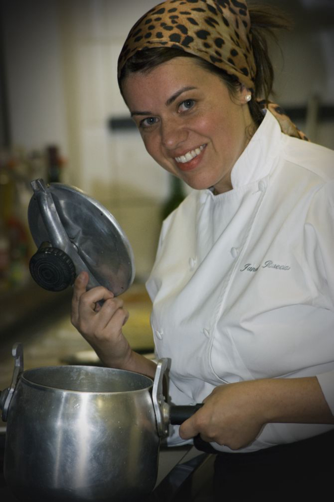 A chef Janaína Ruena estará ao lado de Ivan Lopes no Mukeka. Foto: Divulgação.