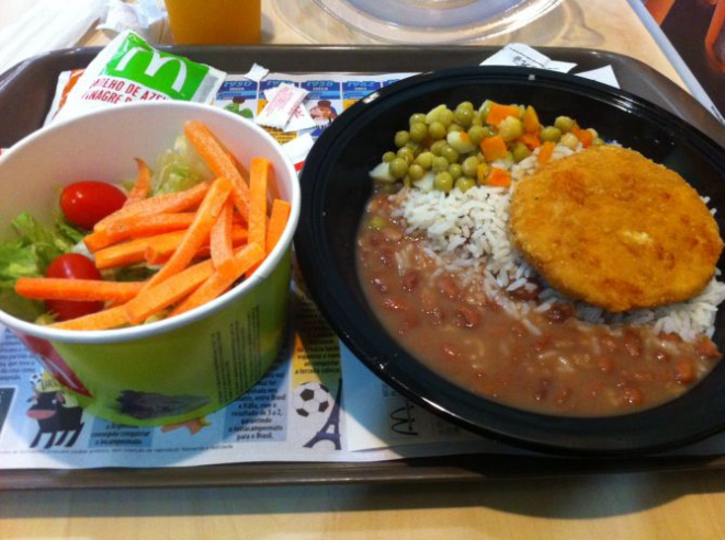 O prato ainda acompanha salada, suco ou água por R$ 23. Foto: Gilson Garrett Jr. / Gazeta do Povo.