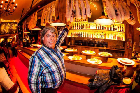 Tarde espanhola com vinho e presunto