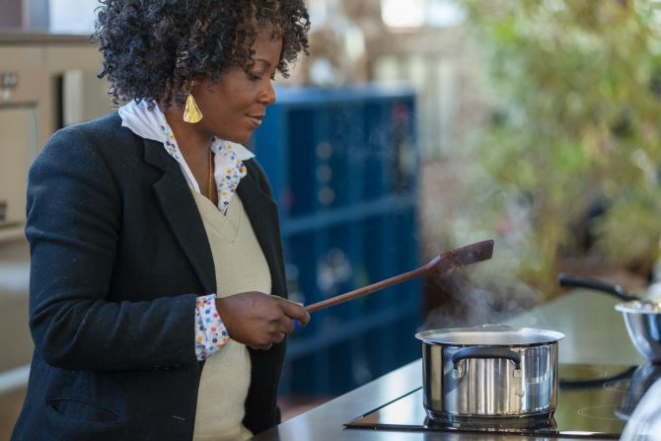 A cabeleireira Fabiola Sanusi prepara um prato típico da Nigéria na redação do Bom Gourmet. Foto: Fernando Zequinão / Gazeta do Povo.