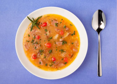 Sopa de quirera de milho com calabresa e costelinha defumada