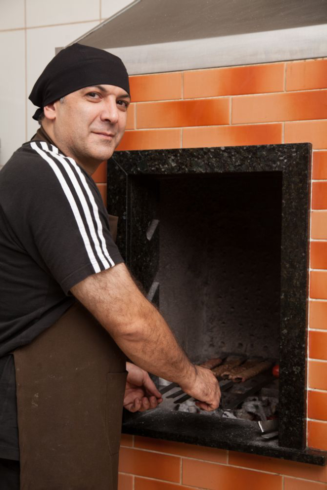 Majir Azari, proprietário e chef do Persian restaurant, mora no Brasil há 19 anos. Foto: Fernando Zequinão / Gazeta do Povo.