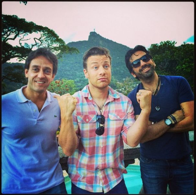 Jamie Oliver com os sócios da unidade do seu restaurante no Brasil: Lisandro Lauretti e Marcel Gholmieh. A casa deve abrir até o final do ano em São Paulo. Foto: Reprodução Instagram