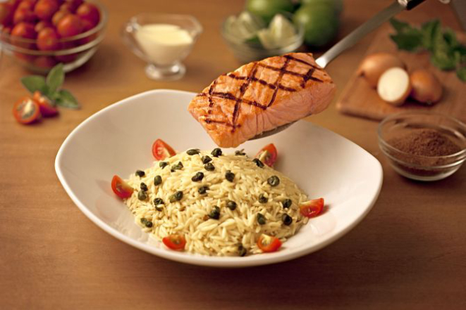 O Salmone &amp; Orzo Pasta é um prato à base de salmão grelhado com massa risone ao molho branco, queijo, tomate cereja e alcaparras (R$ 46,75). Foto: Divulgação.