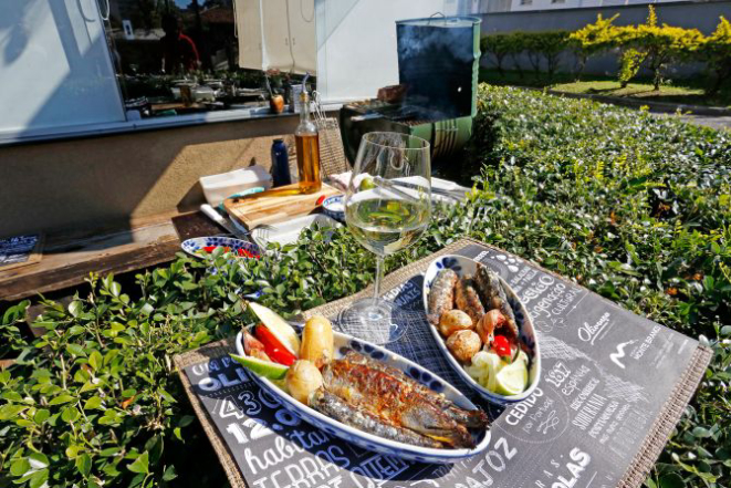 Sardinhas na brasa com batatas e cebola crua no azeite. O prato será servido no Olivença na Calçada no sábado, 26