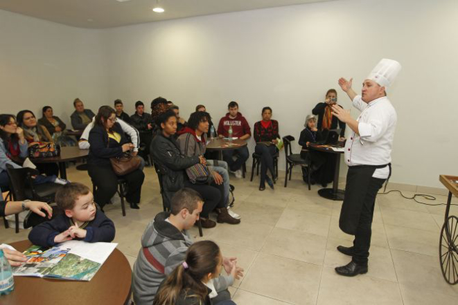 O chef André Kramer fez palestra sobre os cortes e desossa do cordeiro. Foto: Antônio More / Gazeta do Povo.
