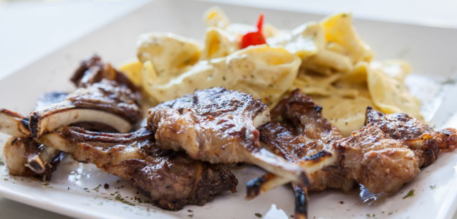 Prime rib de cordeiro com pappardelle ao molho Alfredo, um dos pratos do almoço executivo. O preço é a partir de R$ 33,90 durante a semana. Foto: Fernando Zequinão/Gazeta do Povo