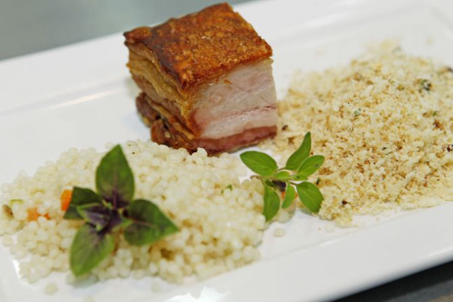 Leitão marinado do chef Ivan Lopes. Foto: Antônio More / Gazeta do Povo.