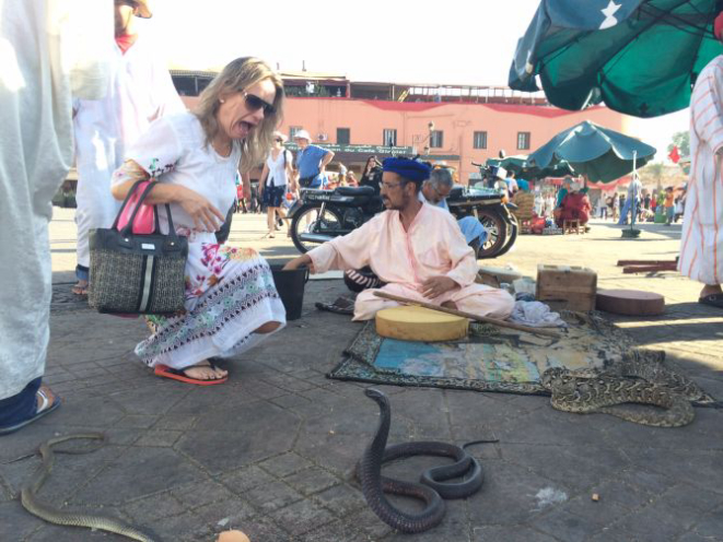 Na praça Jemaa El-Fna Joy Perine se assustou com os encantadores de cobras. Foto: Divulgação.