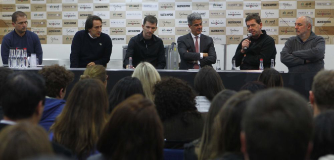 Debate sobre como enfrentar à crise reuniu empresários e especialistas. Foto: Jonathan Campos / Gazeta do Povo.