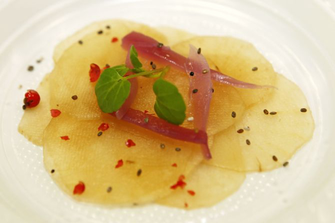 Carpaccio de batata yacon com cebola roxa, broto de agrião, chia e pimenta rosa, preparado pela chef Patricia Lisboa. Foto: Antônio More / Gazeta do Povo.