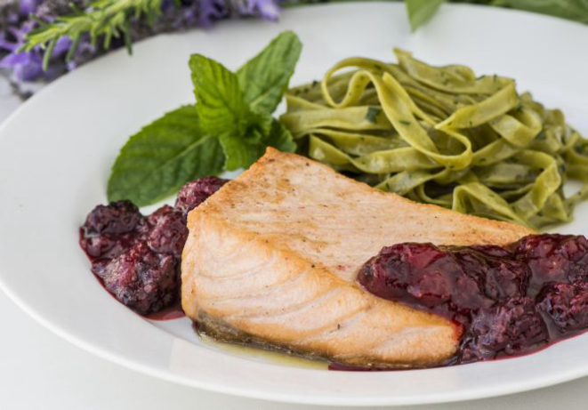 Salmão com molho de frutas vermelhas e fettuccine verde. Foto: Letícia Akemi/Gazeta do Povo