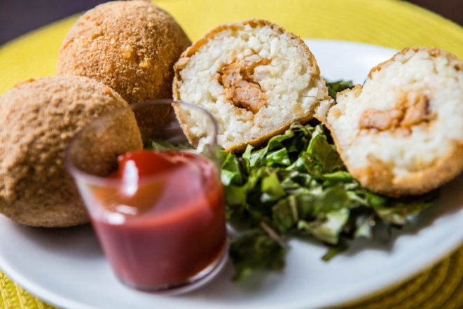 A porção de arancini, um bolinho de risotto recheado típico da Itália, custa R$ 12. Foto: Jorge Mariano/Divulgação.