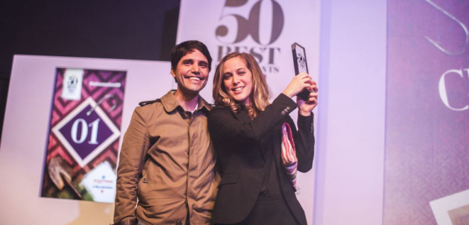 Os chefs Virgilio Martínez e Pia Leon comemoram o primeiro lugar nos 50 Melhores da América Latina. Foto: 50 Melhores / Divulgação.