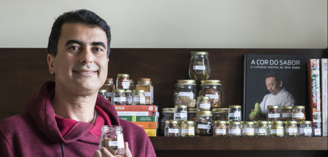 O engenheiro florestal Edson Rangel gosta de usar especiarias em seus pratos, interesse que se aprofundou enquanto estudava gastronomia. Foto: Letícia Akemi/Gazeta do Povo.