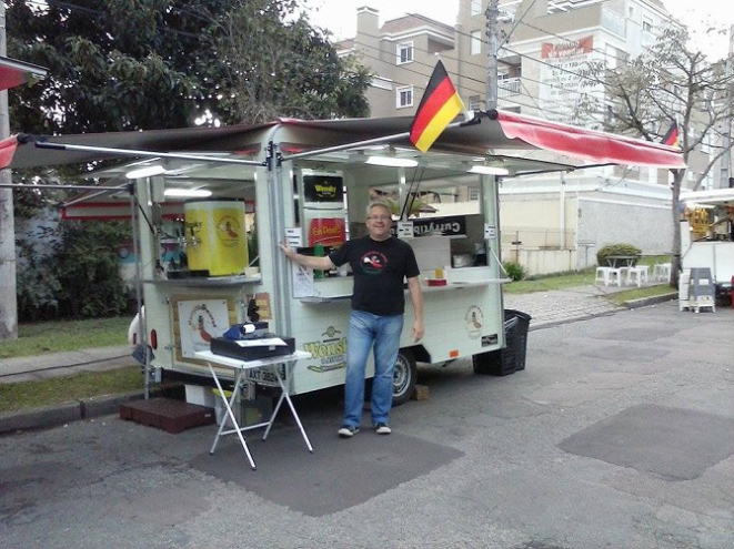 O traileir do Currytiba Wurst serve comida de rua típica da Alemanhã. Foto: Divulgação.