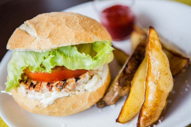 Hambúrguer de camarão com molho cream cheese e limão (R$ 33). Foto: Jorge Mariano/Divulgação.