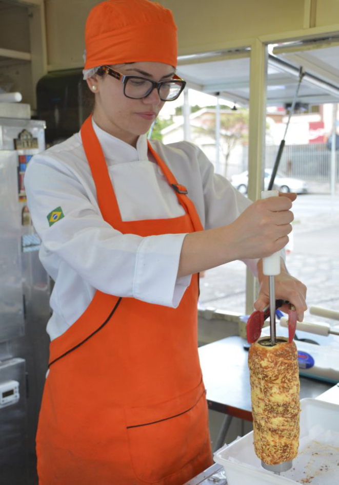 O food truck KurtoKalacs vai levar a sobremesa húngara para o Rio de Janeiro. Foto: Alessandro Mazzarolo/Divulgação.