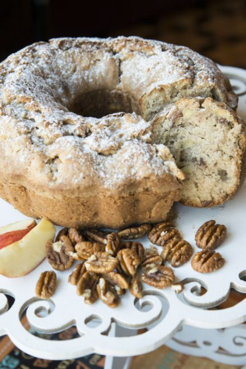 Bolo de maçã com nozes