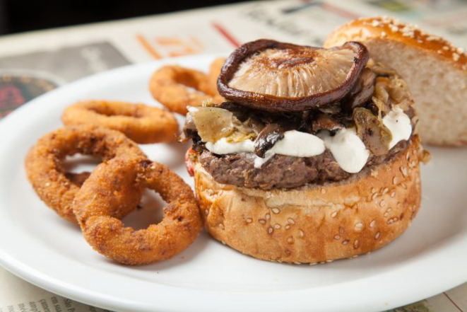 Tadashi Burguer (R$ 24,90), com cream cheese, legumes salteados, cogumelos shimeji e shiitake, acompanhado de maionese de wasabi. Foto: Fernando Zequinão / Gazeta do Povo.