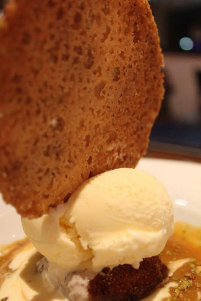 A sobremesa Torrija leva pão embebido no leite de coco, sorvete e biscoito de castanhas sobre um toffee de amarula