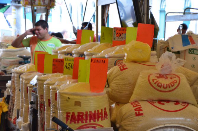 As farinhas são vendidas por litro no Mercado Ver-o-Peso. Foto: Oswaldo Forte/Divulgação