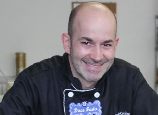 É chef  e sócio da Doce Fado. A família Cordeiro é da cidade de<br>Alcobaça em Portugal, um dos berços da doçaria portuguesa.<br>Desde sua infância, começou a aprender com o pai os segredos<br>da padaria e doçaria portuguesa e hoje, com mais de 20 anos de<br>experiência, é o responsável pela produção da doceria. 