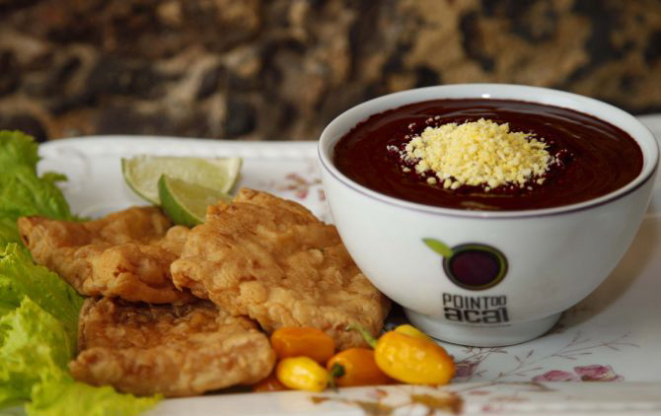 Peixe frito com açaí. Foto: Oswaldo Forte/Divulgação