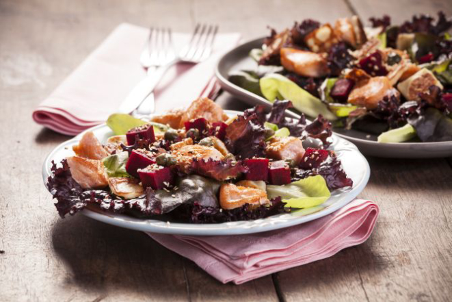 Salada de salmão da Tasty Salad Shop. Foto: Alexandre Mazzo/Gazeta do Povo