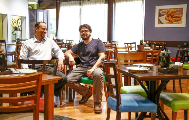 Os irmãos Leonardo e Lourenço Guimarães, proprietários do restaurante Beto Batata do ParkShoppingBarigüi pretendem reformar a casa em 2015. Foto: Hugo Harada/Gazeta do Povo