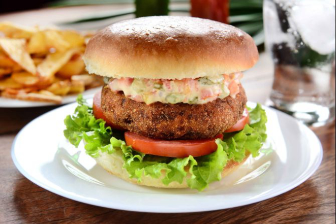 Hambúrguer de siri é opção do Fish 'n Chips. foto: divulgação