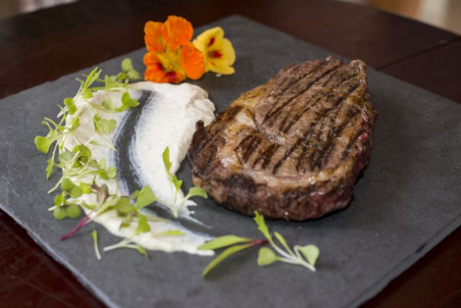 A polenta cremosa é uma das opções de guarnição para a carne. Foto: Henry Milleo/Gazeta do Povo