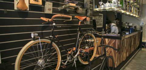 Bicicleta é o tema de bar descolado no Batel