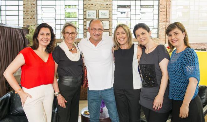 O chef Celso Freire com as jornalistas Thábata Martin, Marian Guimarães, Andréa Sorgenfrei (gerente do Núcleo Estilo de Vida da Gazeta do Povo) e Deise Campos (editora do Bom Gourmet). Foto: Letícia Akemi/Gazeta do Povo