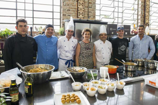 Equipes dos restaurantes Bar do Alemão, Bar do Victor, Caliceti di Bologna e Forneria Copacabana preparam os petiscos do evento. Foto: Letícia Akemi/Gazeta do Povo