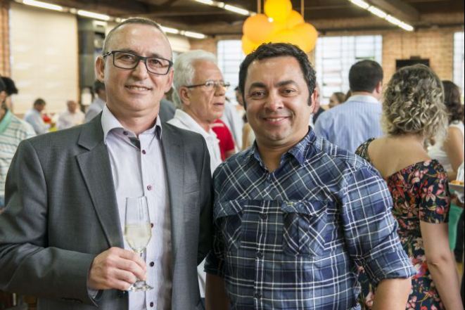 O sommelier da Porto a Porto Flávio Bini e Francisco Urban, restaurateur do grupo Victor (Bar, Bistrô, Petiscaria, Trattoria e Fish 'n Chips). Foto: Letícia Akemi/Gazeta do Povo