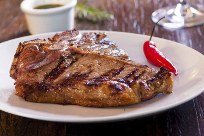 O T-Bone Steak (R$ 54) preparado na parrilla argentina continua no cardápio. Foto: Divulgação.