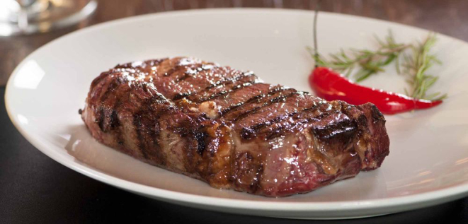 O bife de chorizo (R$ 51) preparado na grelha argentina parrilla continua no cardápio. Foto: Divulgação.