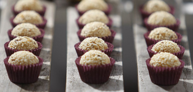 Brigadeiro de banana-da-terra da O Famoso Brigadeiro. Foto: Jonathan Campos/Gazeta do Povo